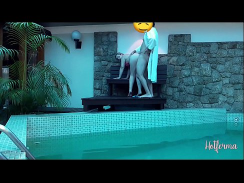 ❤️ Bosi anamwalika kijakazi kwenye bwawa, lakini hakuweza kupinga joto kali Video ya mkundu