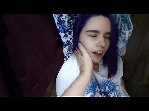 ❤️ Nilimkuta dada yangu chumbani na kumsaidia cum Video ya mkundu